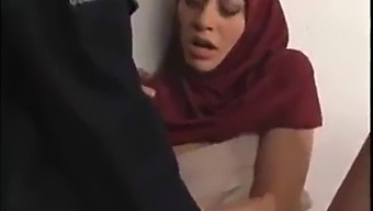 Zralá Arabská Milfka Se Setkává Se Svým Mladším Milencem V Divokém Setkání.