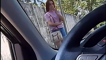 Guardavo Una Ragazza Alla Fermata Dell'Autobus E Mi Eccitavo Prima Di Bere Acqua