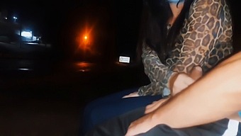 Affari Rischiosi: Uno Sconosciuto Che Si Mostra Alla Fermata Dell'Autobus