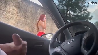 Avvicinandosi A Una Bella Donna Alla Fermata Dell'Autobus Per Richieste Di Informazioni