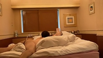 La Presidente Giapponese Dalle Tette Grosse Rivela La Sua Eccitazione Mentre Si Toglie Il Kimono