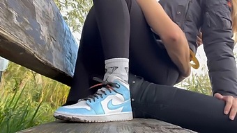 Amateur Voetfetisjist Komt Dichtbij En Persoonlijk Met Een Jonge Blondine In Een Openbaar Park