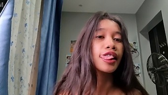 Una Donna Asiatica Orientale Snella E Piccola