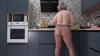 Watch A Voluptuous Wife In Nylon Pantyhose In The Kitchen
