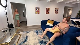 成熟的女人和她的继女与她有天赋的情人一起享受三人行