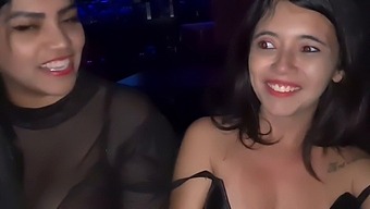 La Piccola Bisessuale Si Diverte Con Ditalini Anali E Cazzi Nella Cabina Degli Scambisti